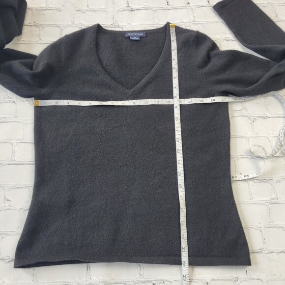 Ann Taylor Woman’s Black 100% cashmere v-neck pullover sweater size M - Picture 4 of 12